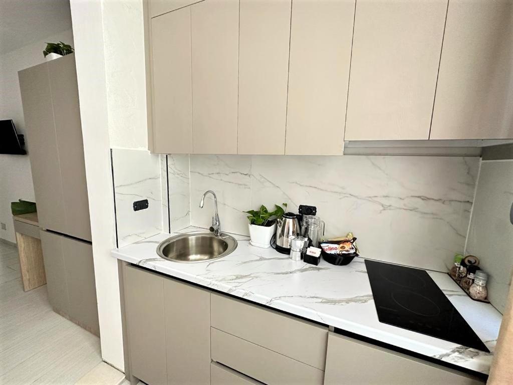 Trea Accomodations - Port Side Вльора Екстер'єр фото